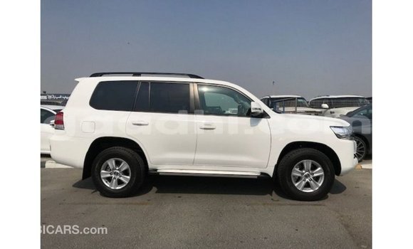 Acheter Import Voiture Toyota Land Cruiser Blanc à Import - Dubai, Somalie Acheter Import Voiture Toyota Land Cruiser Blanc à Import - Dubai, Somalie