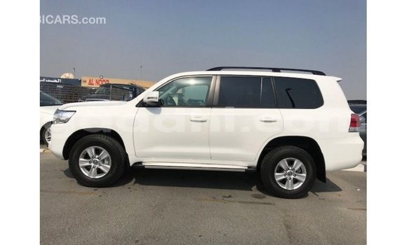Acheter Import Voiture Toyota Land Cruiser Blanc à Import - Dubai, Somalie Acheter Import Voiture Toyota Land Cruiser Blanc à Import - Dubai, Somalie