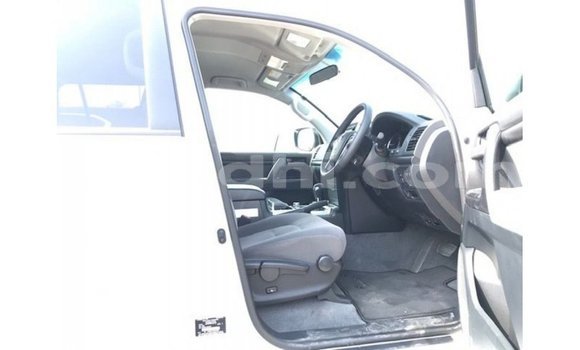 Acheter Import Voiture Toyota Land Cruiser Blanc à Import - Dubai, Somalie Acheter Import Voiture Toyota Land Cruiser Blanc à Import - Dubai, Somalie
