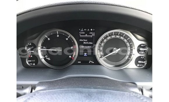 Acheter Import Voiture Toyota Land Cruiser Blanc à Import - Dubai, Somalie Acheter Import Voiture Toyota Land Cruiser Blanc à Import - Dubai, Somalie