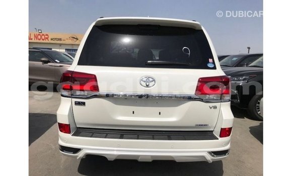 Acheter Import Voiture Toyota Land Cruiser Blanc à Import - Dubai, Somalie Acheter Import Voiture Toyota Land Cruiser Blanc à Import - Dubai, Somalie