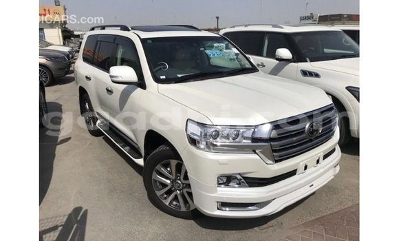 Acheter Import Voiture Toyota Land Cruiser Blanc à Import - Dubai, Somalie Acheter Import Voiture Toyota Land Cruiser Blanc à Import - Dubai, Somalie
