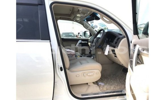 Acheter Import Voiture Toyota Land Cruiser Blanc à Import - Dubai, Somalie Acheter Import Voiture Toyota Land Cruiser Blanc à Import - Dubai, Somalie