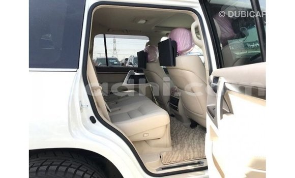 Acheter Import Voiture Toyota Land Cruiser Blanc à Import - Dubai, Somalie Acheter Import Voiture Toyota Land Cruiser Blanc à Import - Dubai, Somalie