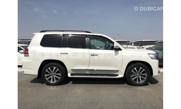 Acheter Import Voiture Toyota Land Cruiser Blanc à Import - Dubai, Somalie Acheter Import Voiture Toyota Land Cruiser Blanc à Import - Dubai, Somalie