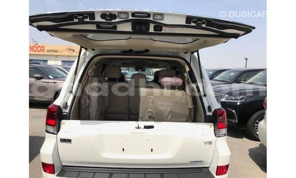 Acheter Import Voiture Toyota Land Cruiser Blanc à Import - Dubai, Somalie Acheter Import Voiture Toyota Land Cruiser Blanc à Import - Dubai, Somalie
