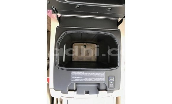 Acheter Import Voiture Toyota Land Cruiser Blanc à Import - Dubai, Somalie Acheter Import Voiture Toyota Land Cruiser Blanc à Import - Dubai, Somalie