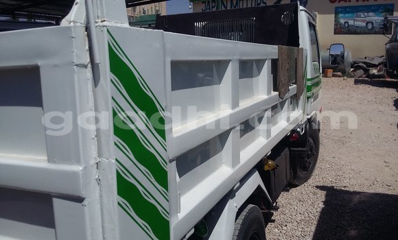 Oofamaa Nissan 350Z White Makiinaa iti Hargeysa keessatti Somaliland keessatti Oofamaa Nissan 350Z White Makiinaa iti Hargeysa keessatti Somaliland keessatti