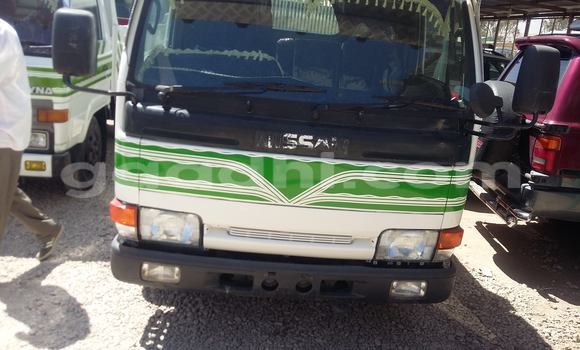 Oofamaa Nissan 350Z White Makiinaa iti Hargeysa keessatti Somaliland keessatti Oofamaa Nissan 350Z White Makiinaa iti Hargeysa keessatti Somaliland keessatti