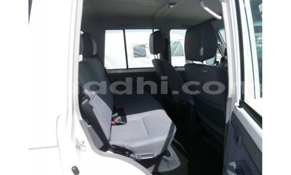 Acheter Import Voiture Toyota Land Cruiser Blanc à Import - Dubai, Somalie Acheter Import Voiture Toyota Land Cruiser Blanc à Import - Dubai, Somalie