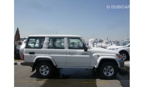 Acheter Import Voiture Toyota Land Cruiser Blanc à Import - Dubai, Somalie Acheter Import Voiture Toyota Land Cruiser Blanc à Import - Dubai, Somalie