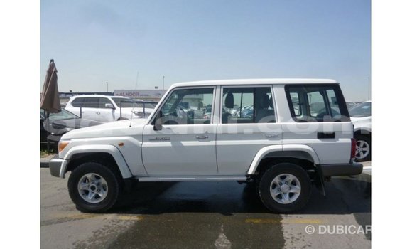 Acheter Import Voiture Toyota Land Cruiser Blanc à Import - Dubai, Somalie Acheter Import Voiture Toyota Land Cruiser Blanc à Import - Dubai, Somalie