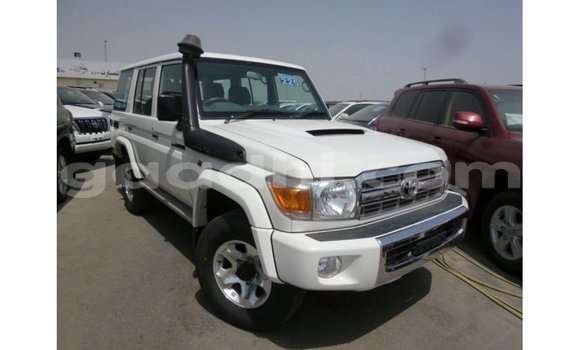 Acheter Import Voiture Toyota Land Cruiser Blanc à Import - Dubai, Somalie Acheter Import Voiture Toyota Land Cruiser Blanc à Import - Dubai, Somalie