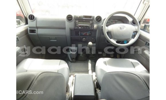 Acheter Import Voiture Toyota Land Cruiser Blanc à Import - Dubai, Somalie Acheter Import Voiture Toyota Land Cruiser Blanc à Import - Dubai, Somalie
