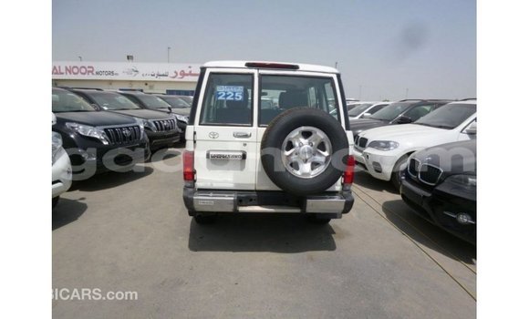 Acheter Import Voiture Toyota Land Cruiser Blanc à Import - Dubai, Somalie Acheter Import Voiture Toyota Land Cruiser Blanc à Import - Dubai, Somalie