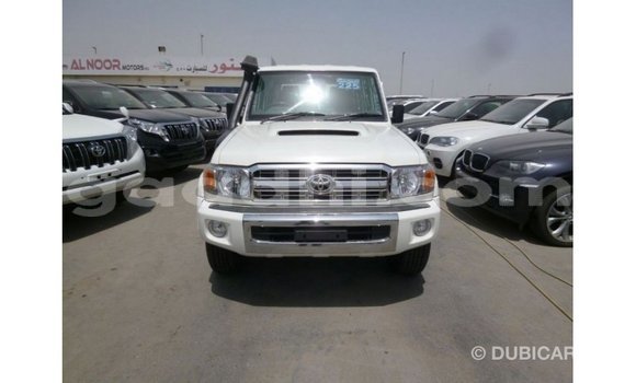 Acheter Import Voiture Toyota Land Cruiser Blanc à Import - Dubai, Somalie Acheter Import Voiture Toyota Land Cruiser Blanc à Import - Dubai, Somalie