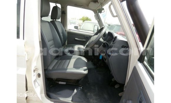 Acheter Import Voiture Toyota Land Cruiser Blanc à Import - Dubai, Somalie Acheter Import Voiture Toyota Land Cruiser Blanc à Import - Dubai, Somalie