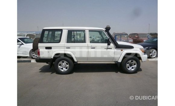 Acheter Import Voiture Toyota Land Cruiser Blanc à Import - Dubai, Somalie Acheter Import Voiture Toyota Land Cruiser Blanc à Import - Dubai, Somalie