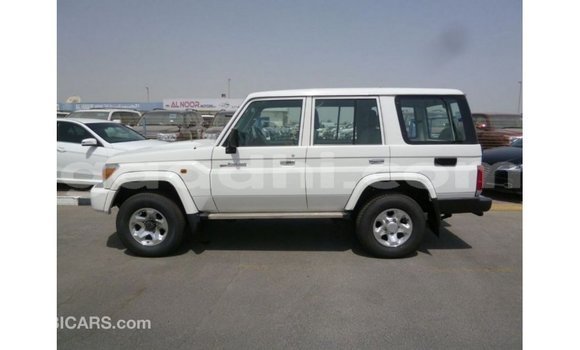Acheter Import Voiture Toyota Land Cruiser Blanc à Import - Dubai, Somalie Acheter Import Voiture Toyota Land Cruiser Blanc à Import - Dubai, Somalie
