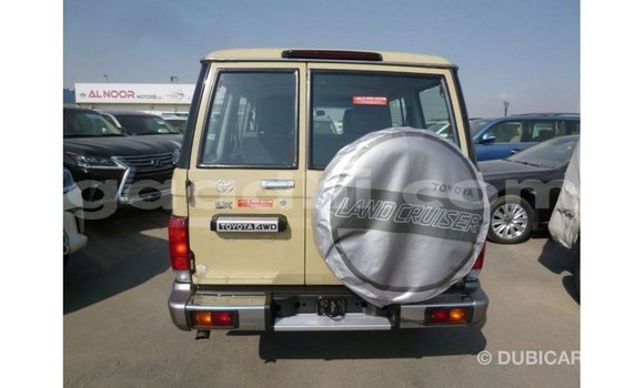 Acheter Import Voiture Toyota Land Cruiser Beige à Import - Dubai, Somalie Acheter Import Voiture Toyota Land Cruiser Beige à Import - Dubai, Somalie