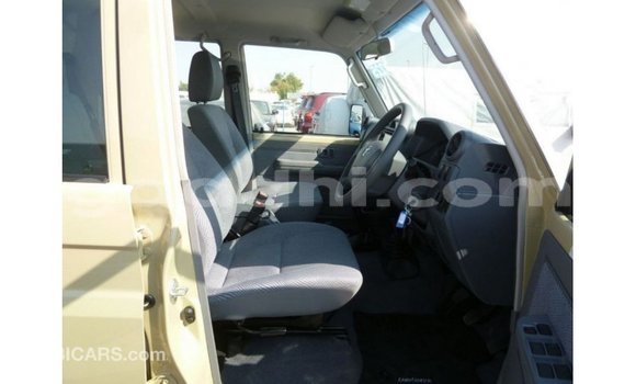 Acheter Import Voiture Toyota Land Cruiser Beige à Import - Dubai, Somalie Acheter Import Voiture Toyota Land Cruiser Beige à Import - Dubai, Somalie