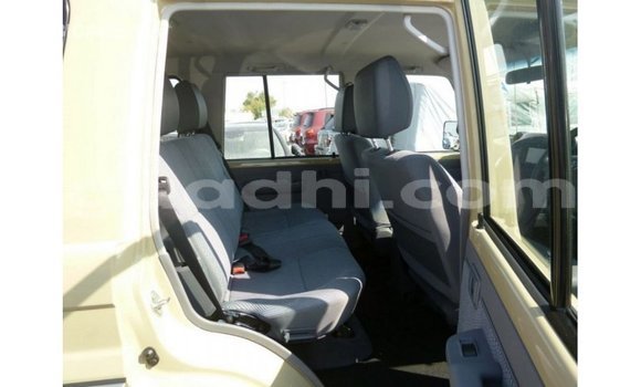 Acheter Import Voiture Toyota Land Cruiser Beige à Import - Dubai, Somalie Acheter Import Voiture Toyota Land Cruiser Beige à Import - Dubai, Somalie