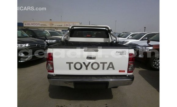 Acheter Import Voiture Toyota Hilux Blanc à Import - Dubai, Somalie Acheter Import Voiture Toyota Hilux Blanc à Import - Dubai, Somalie