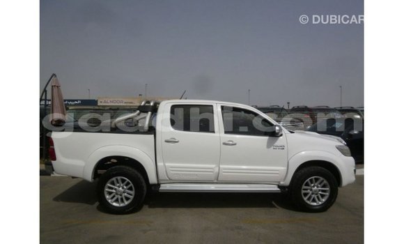 Acheter Import Voiture Toyota Hilux Blanc à Import - Dubai, Somalie Acheter Import Voiture Toyota Hilux Blanc à Import - Dubai, Somalie