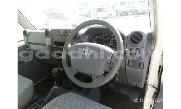 Acheter Import Voiture Toyota Land Cruiser Blanc à Import - Dubai, Somalie Acheter Import Voiture Toyota Land Cruiser Blanc à Import - Dubai, Somalie