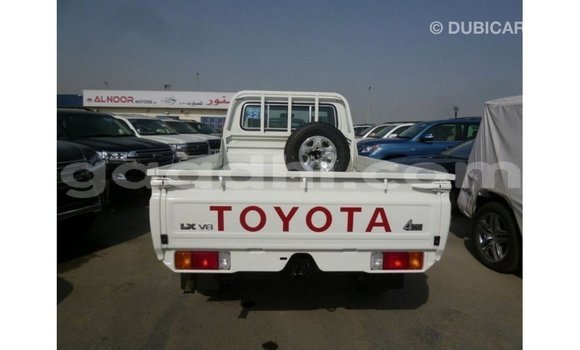 Acheter Import Voiture Toyota Land Cruiser Blanc à Import - Dubai, Somalie Acheter Import Voiture Toyota Land Cruiser Blanc à Import - Dubai, Somalie