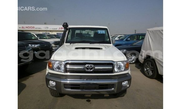 Acheter Import Voiture Toyota Land Cruiser Blanc à Import - Dubai, Somalie Acheter Import Voiture Toyota Land Cruiser Blanc à Import - Dubai, Somalie