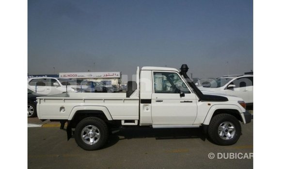 Acheter Import Voiture Toyota Land Cruiser Blanc à Import - Dubai, Somalie Acheter Import Voiture Toyota Land Cruiser Blanc à Import - Dubai, Somalie