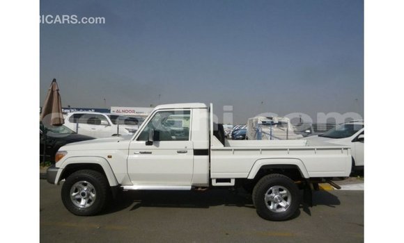 Acheter Import Voiture Toyota Land Cruiser Blanc à Import - Dubai, Somalie Acheter Import Voiture Toyota Land Cruiser Blanc à Import - Dubai, Somalie