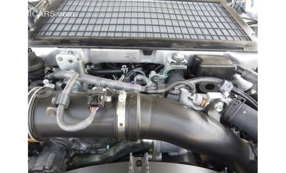 Acheter Import Voiture Toyota Land Cruiser Blanc à Import - Dubai, Somalie Acheter Import Voiture Toyota Land Cruiser Blanc à Import - Dubai, Somalie