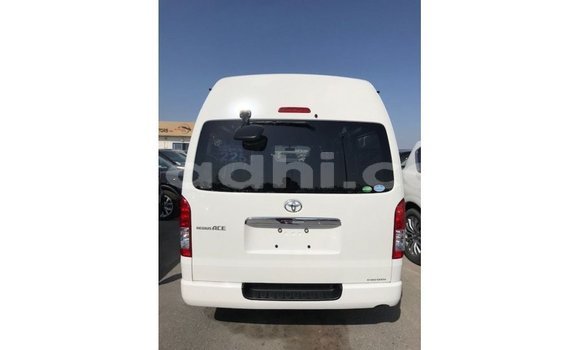 Acheter Import Voiture Toyota Hiace Blanc à Import - Dubai, Somalie Acheter Import Voiture Toyota Hiace Blanc à Import - Dubai, Somalie