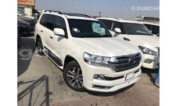 Acheter Import Voiture Toyota Land Cruiser Blanc à Import - Dubai, Somalie Acheter Import Voiture Toyota Land Cruiser Blanc à Import - Dubai, Somalie