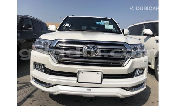 Acheter Import Voiture Toyota Land Cruiser Blanc à Import - Dubai, Somalie Acheter Import Voiture Toyota Land Cruiser Blanc à Import - Dubai, Somalie