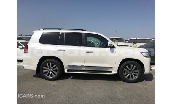 Acheter Import Voiture Toyota Land Cruiser Blanc à Import - Dubai, Somalie Acheter Import Voiture Toyota Land Cruiser Blanc à Import - Dubai, Somalie