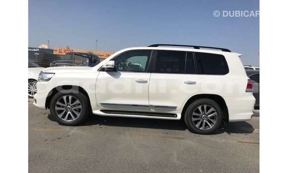 Acheter Import Voiture Toyota Land Cruiser Blanc à Import - Dubai, Somalie Acheter Import Voiture Toyota Land Cruiser Blanc à Import - Dubai, Somalie