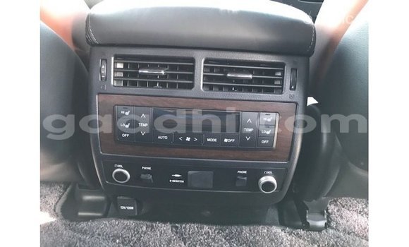 Acheter Import Voiture Toyota Land Cruiser Blanc à Import - Dubai, Somalie Acheter Import Voiture Toyota Land Cruiser Blanc à Import - Dubai, Somalie