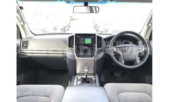Acheter Import Voiture Toyota Land Cruiser Blanc à Import - Dubai, Somalie Acheter Import Voiture Toyota Land Cruiser Blanc à Import - Dubai, Somalie