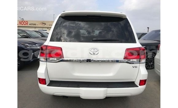 Acheter Import Voiture Toyota Land Cruiser Blanc à Import - Dubai, Somalie Acheter Import Voiture Toyota Land Cruiser Blanc à Import - Dubai, Somalie