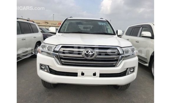 Acheter Import Voiture Toyota Land Cruiser Blanc à Import - Dubai, Somalie Acheter Import Voiture Toyota Land Cruiser Blanc à Import - Dubai, Somalie