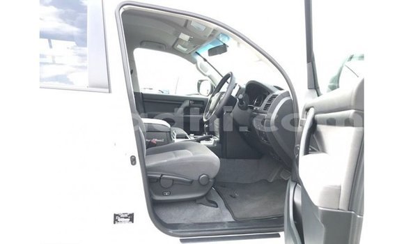 Acheter Import Voiture Toyota Land Cruiser Blanc à Import - Dubai, Somalie Acheter Import Voiture Toyota Land Cruiser Blanc à Import - Dubai, Somalie