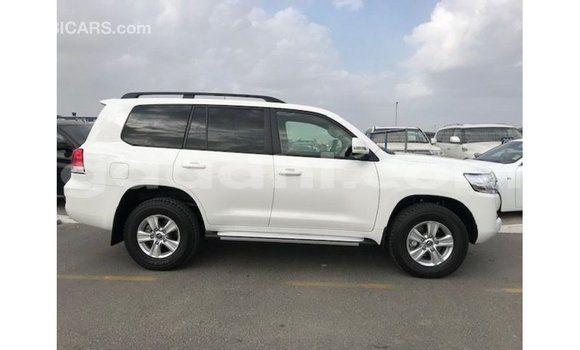 Acheter Import Voiture Toyota Land Cruiser Blanc à Import - Dubai, Somalie Acheter Import Voiture Toyota Land Cruiser Blanc à Import - Dubai, Somalie
