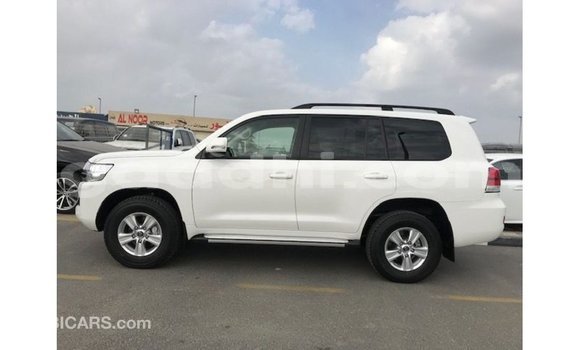Acheter Import Voiture Toyota Land Cruiser Blanc à Import - Dubai, Somalie Acheter Import Voiture Toyota Land Cruiser Blanc à Import - Dubai, Somalie