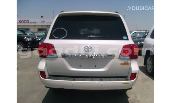 Acheter Import Voiture Toyota Land Cruiser Blanc à Import - Dubai, Somalie Acheter Import Voiture Toyota Land Cruiser Blanc à Import - Dubai, Somalie