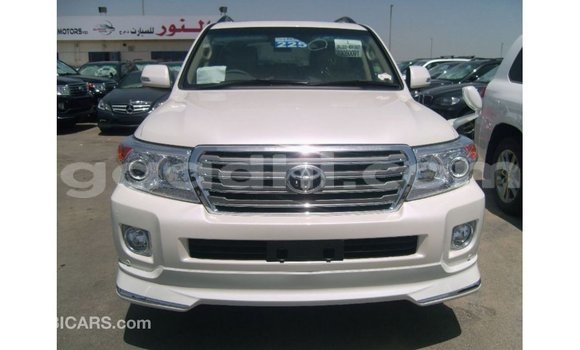 Acheter Import Voiture Toyota Land Cruiser Blanc à Import - Dubai, Somalie Acheter Import Voiture Toyota Land Cruiser Blanc à Import - Dubai, Somalie
