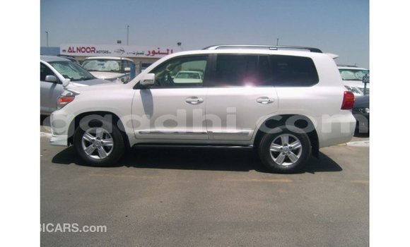 Acheter Import Voiture Toyota Land Cruiser Blanc à Import - Dubai, Somalie Acheter Import Voiture Toyota Land Cruiser Blanc à Import - Dubai, Somalie