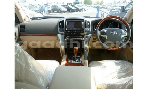 Acheter Import Voiture Toyota Land Cruiser Blanc à Import - Dubai, Somalie Acheter Import Voiture Toyota Land Cruiser Blanc à Import - Dubai, Somalie